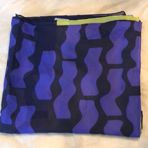 DVF Silk Vibrant mixed colors 48” x 52” Luxurious abstract scarf - Picture 9 of 12